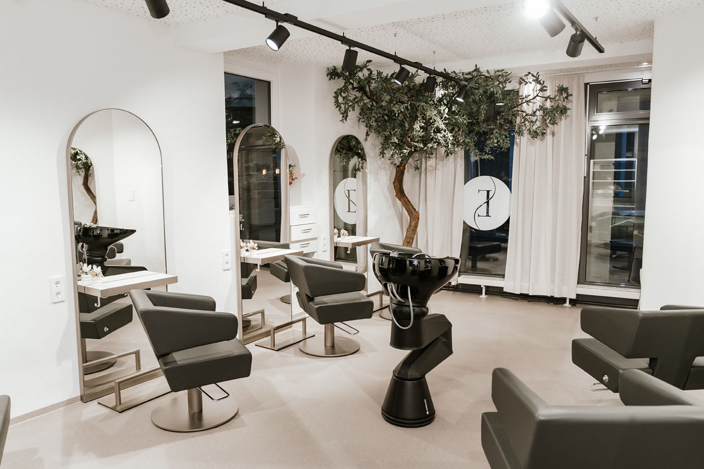 Produktregal mit Pflegeprodukten im Salon